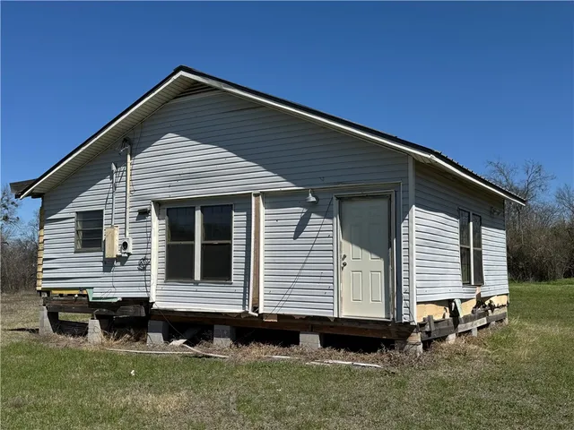 $129,000 | 305 2nd Street, Lott, TX 76656