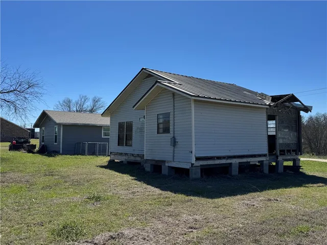$129,000 | 305 2nd Street, Lott, TX 76656