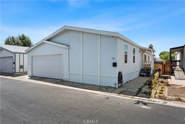 a view of a house with backyard