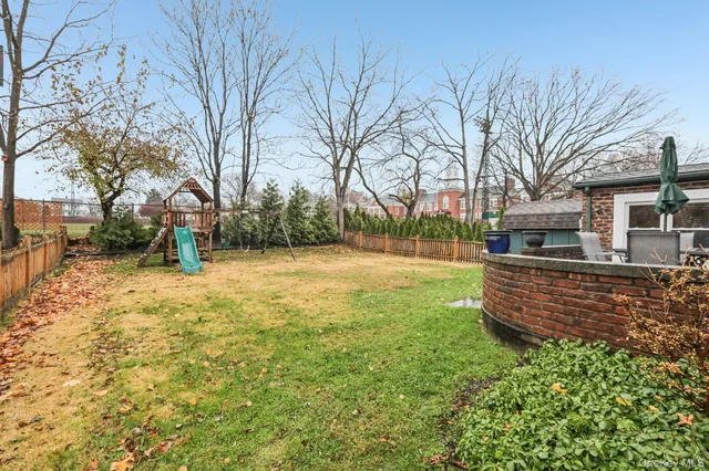 a view of a yard with a house