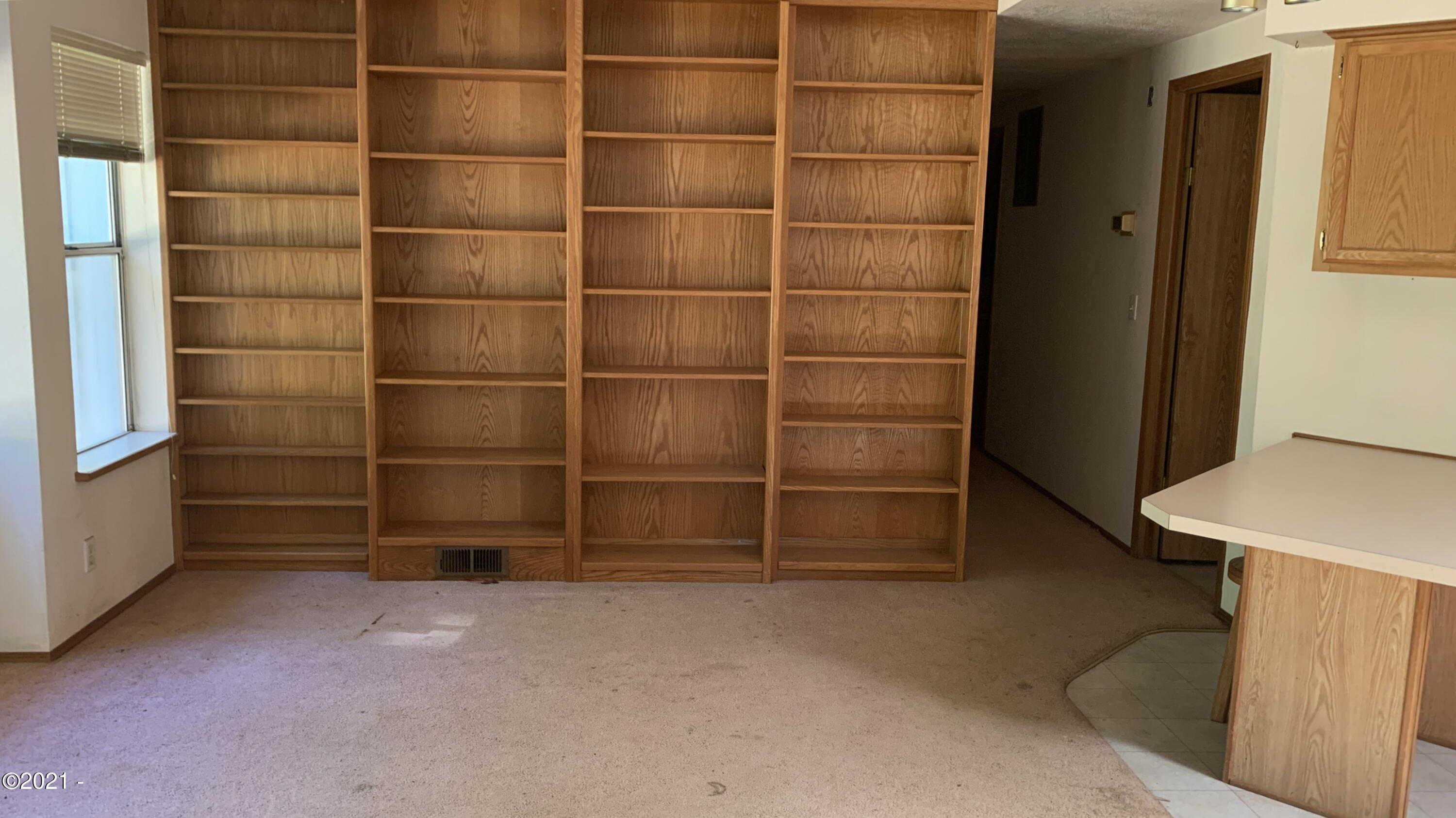 271 East Darkey Creek Road Waldport, OR 97394 - Photo 13 of 26 Family room..