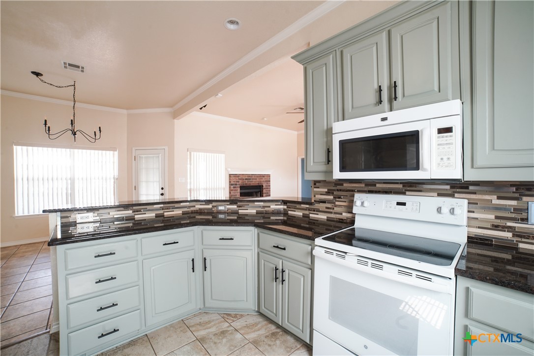 12818 Stonegate Trail Belton, TX 76513 - Photo 10 of 35