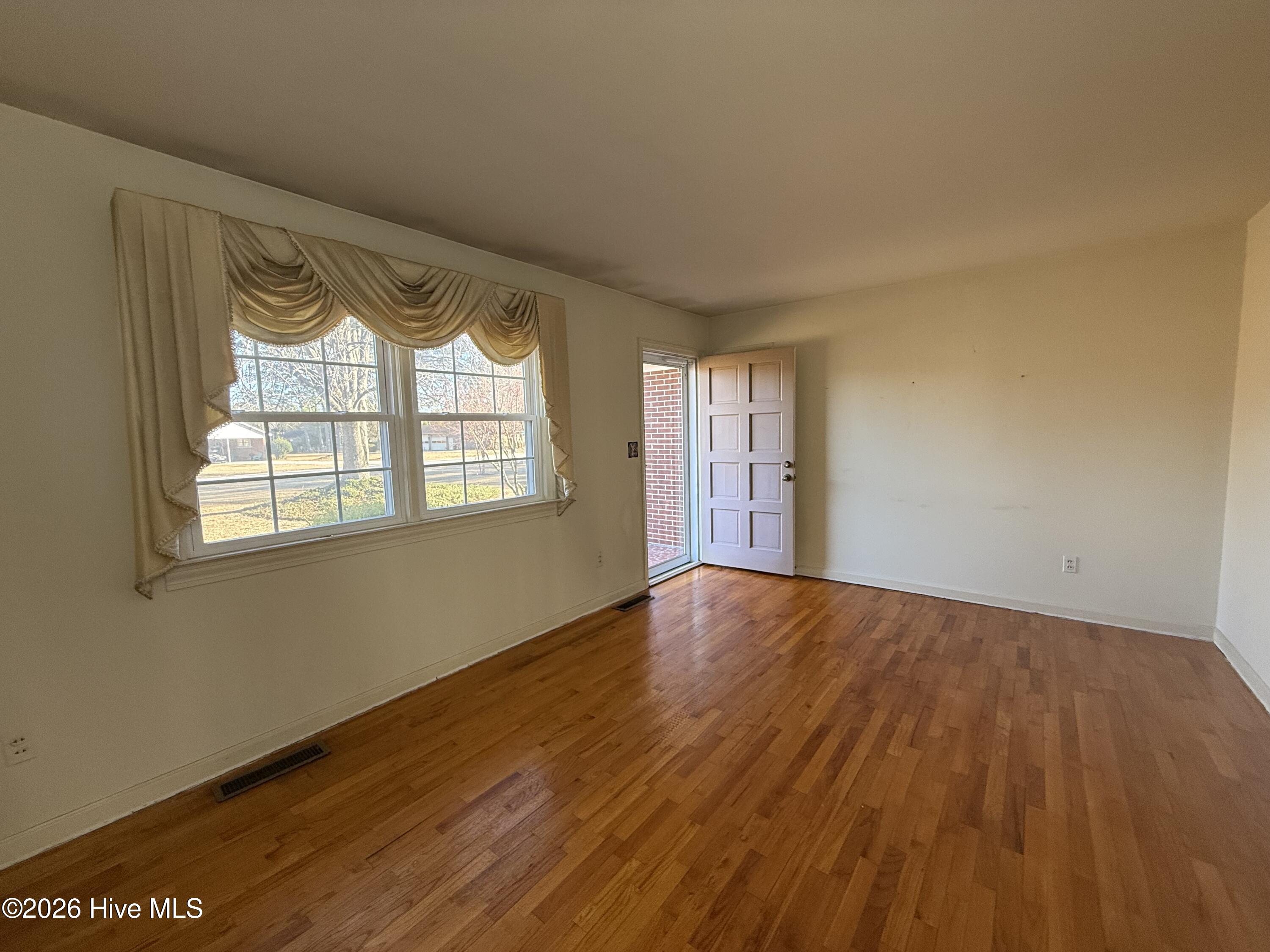 703 Underwood Street Clinton, NC 28328 - Photo 5 of 13 IMG_2066