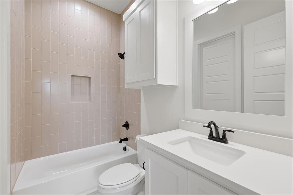 6412 Rigel Road Godley, TX 76044 - Photo 33 of 38 a bathroom with a sink toilet vanity and bathtub