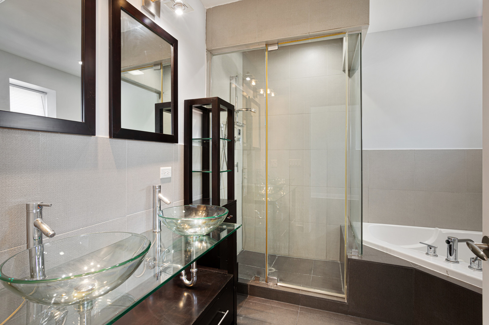 1412 West Morse Avenue, Unit 4B Chicago, IL 60626 - Photo 10 of 16 a bathroom with a tub and a sink