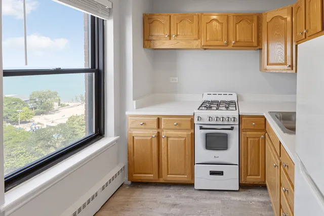 $1,472 | 5858 North Sheridan Road, Unit 1105, Chicago, IL 60660