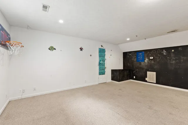 a view of a big room with a garage