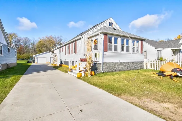$295,000 | 4309 10th Street, Menominee, MI 49858