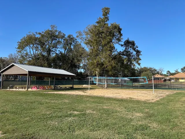 a swimming pool is sitting in front of a house