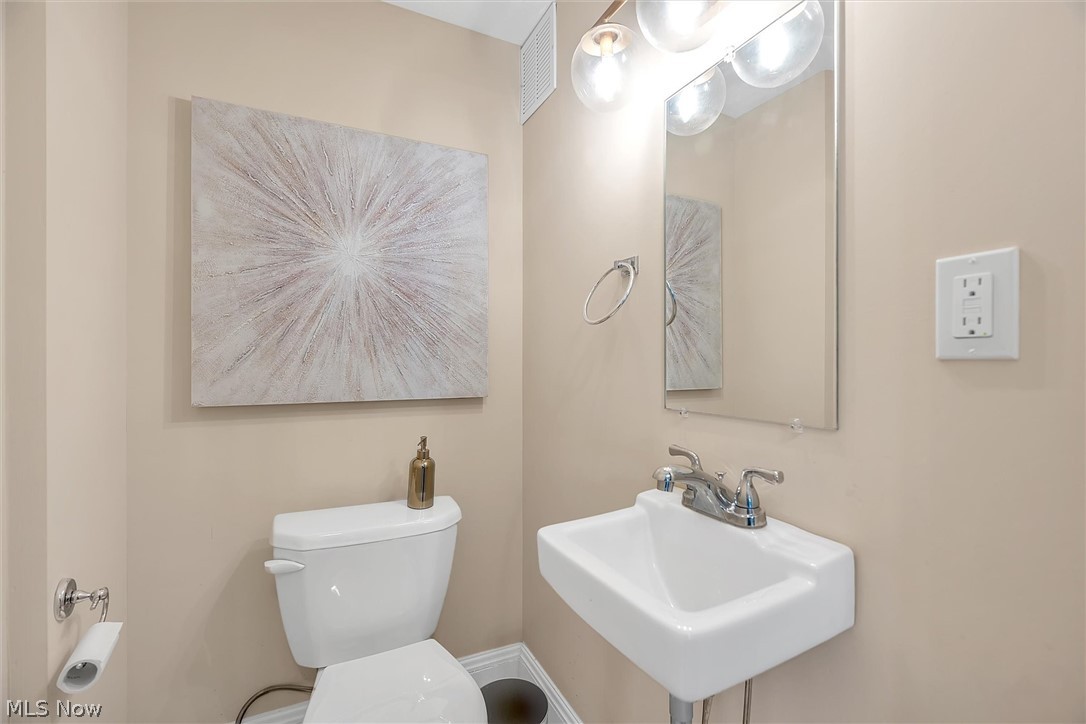 2850 Berkshire Road Cleveland, OH 44118 - Photo 8 of 33 powder room on first floor