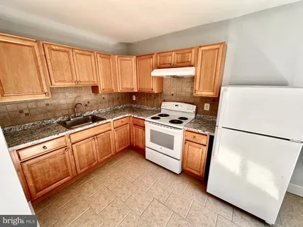 $1,250 | 241 West Queen Lane, Unit 2F, Philadelphia, PA 19144