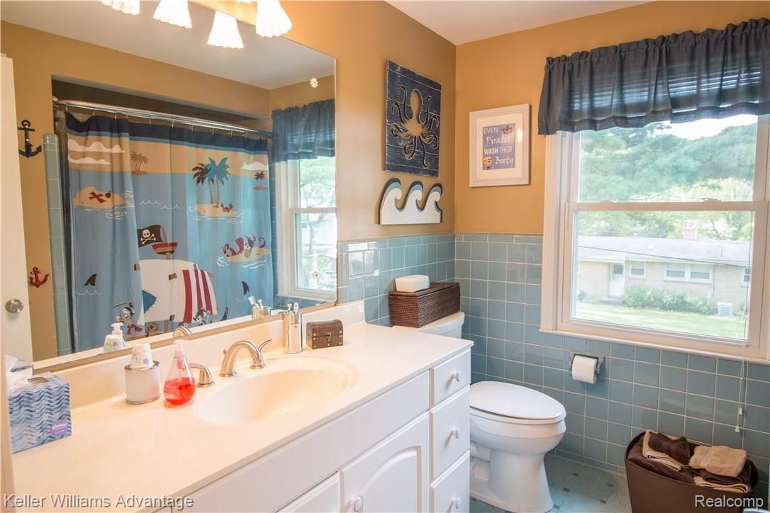 32275 Craftsbury Road Farmington, MI 48334 - Photo 23 of 27 Full bath on upper level