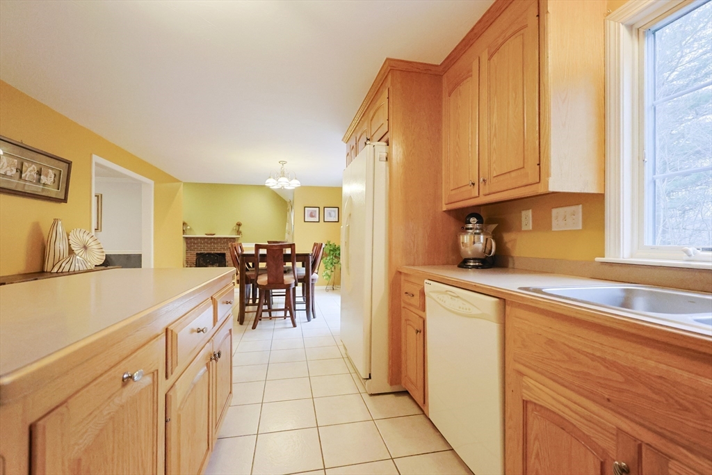 127 Hillcrest Road Northbridge, MA 01588 - Photo 11 of 38