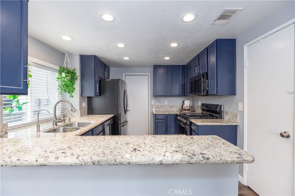 39640 Rustic Glen Drive Temecula, CA 92591 - Photo 9 of 25 Breakfast/Bar Counter