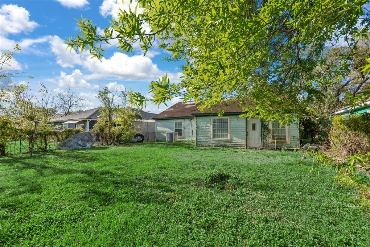 3535 Tampa Street Houston, TX 77021 - Photo 15 of 19 Charming single-story home with a spacious backyard, surrounded by greenery and mature trees. Ideal for outdoor activities and enjoying nature.
