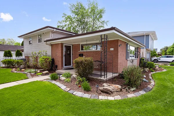 $539,000 | 9101 27th Street, Brookfield, IL 60513