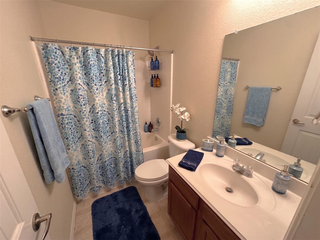 2006 Times Road Heartland, TX 75126 - Photo 15 of 17 Guest Bathroom-all photos virtually staged