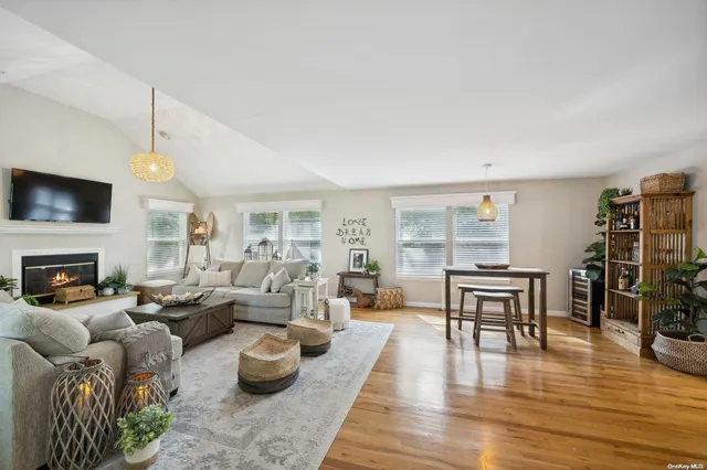 $1,995,000 | 45 Fox Hunt Lane, Amagansett, NY 11930