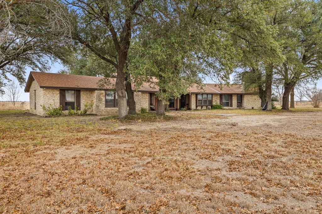 9562 Highway 53 Temple, TX 76501 - Photo 37 of 40 a front view of a house with a yard
