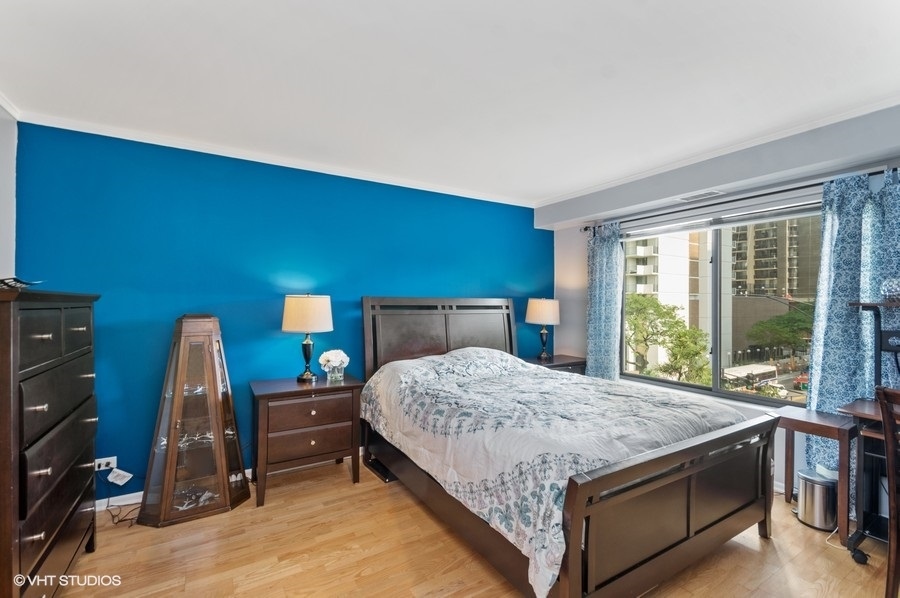 6102 North Sheridan Road, Unit 410 Chicago, IL 60660 - Photo 2 of 12 a bedroom with a bed and a window
