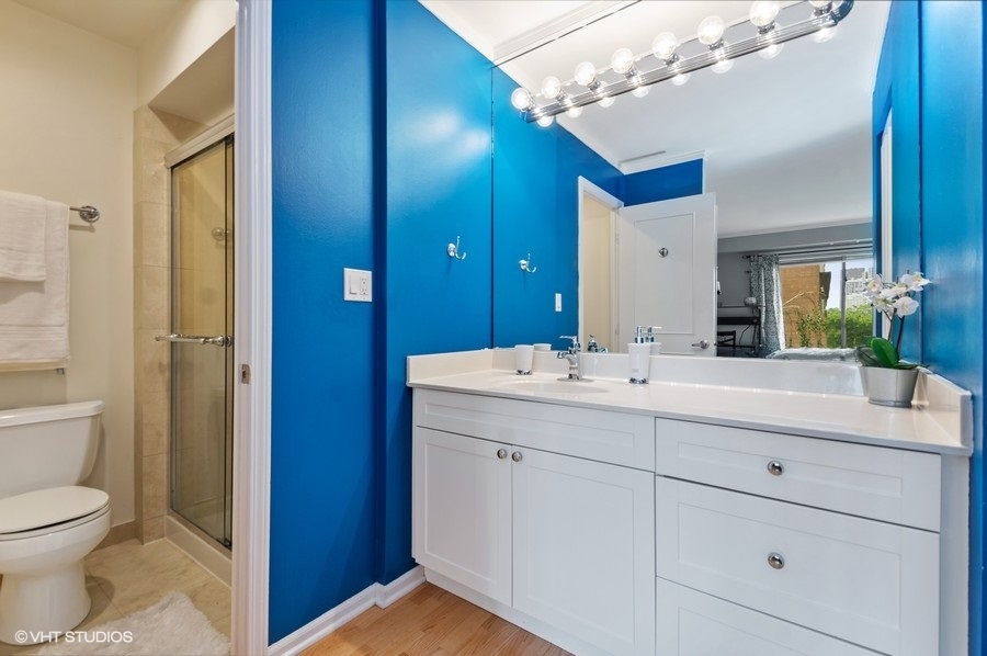 6102 North Sheridan Road, Unit 410 Chicago, IL 60660 - Photo 3 of 12 a bathroom with a sink and a mirror