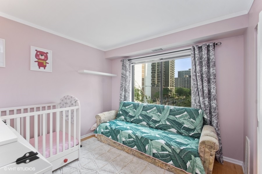 6102 North Sheridan Road, Unit 410 Chicago, IL 60660 - Photo 4 of 12 a bed sitting in a bedroom next to a window