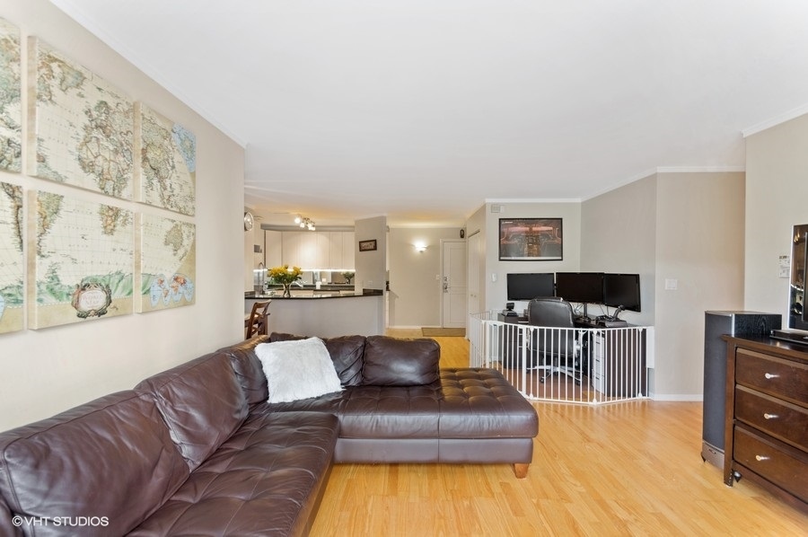 6102 North Sheridan Road, Unit 410 Chicago, IL 60660 - Photo 10 of 12 a living room with furniture and a flat screen tv