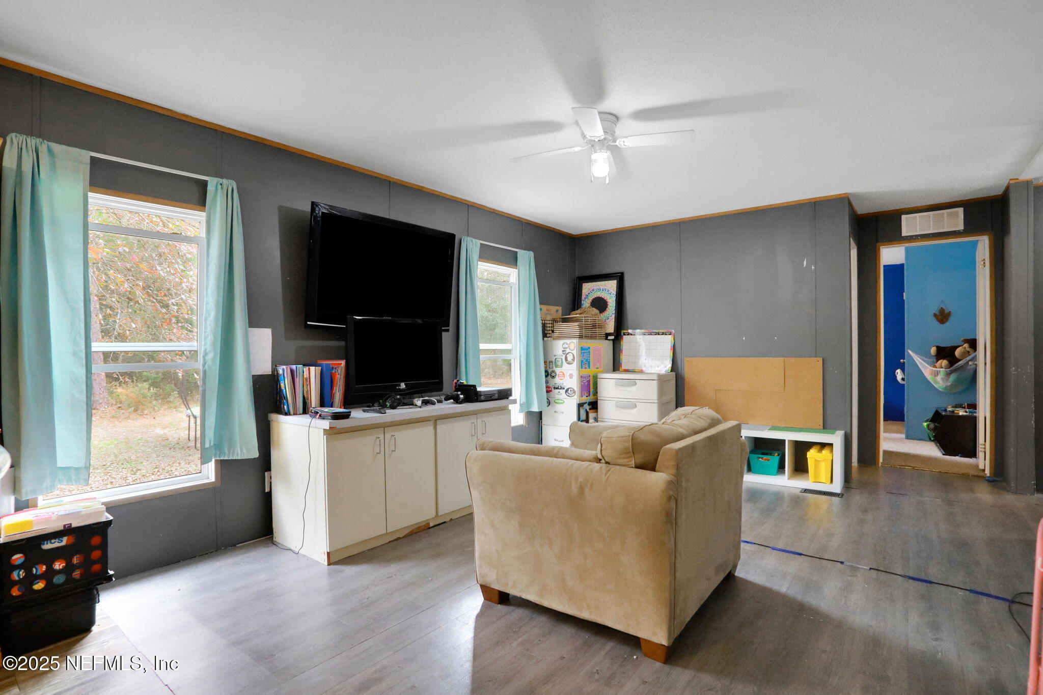 4527 Bondarenko Road Keystone Heights, FL 32656 - Photo 18 of 56 a living room with furniture and a flat screen tv