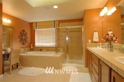 25527 Southeast 275th Place Maple Valley, WA 98038 - Photo 9 of 20 a bathroom with a bathtub and a sink