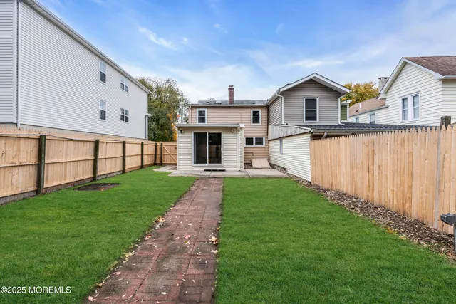 a view of backyard of the house