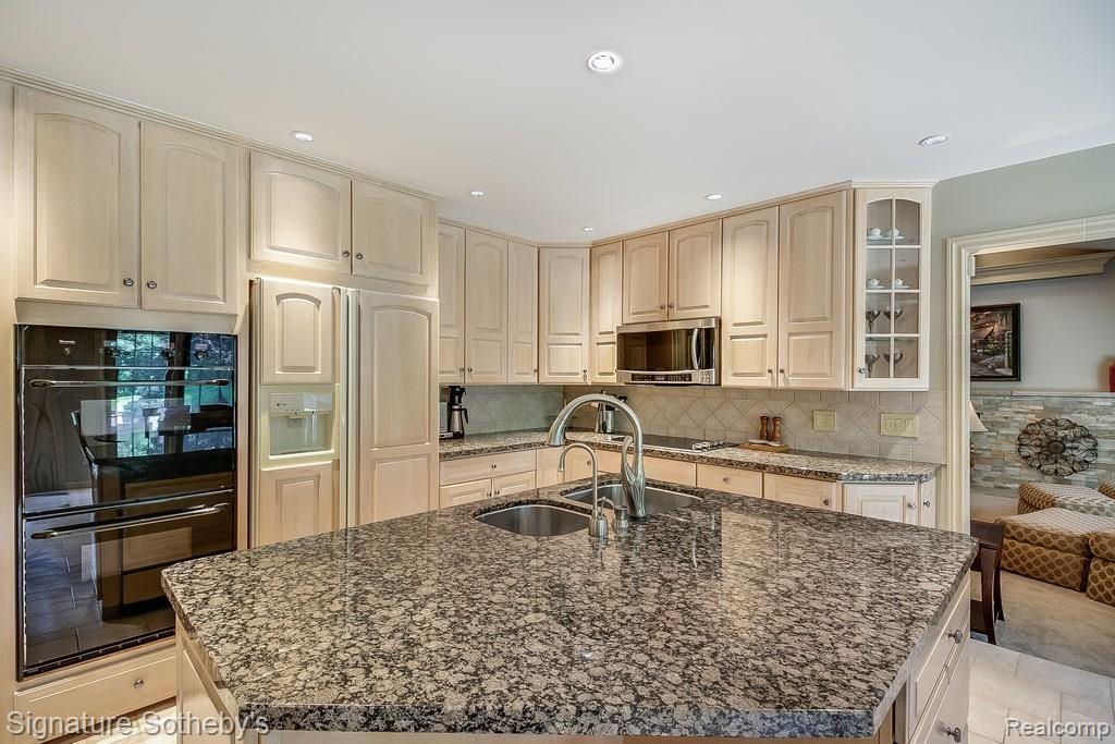 925 Stanford Circle Rochester Hills, MI 48309 - Photo 11 of 45