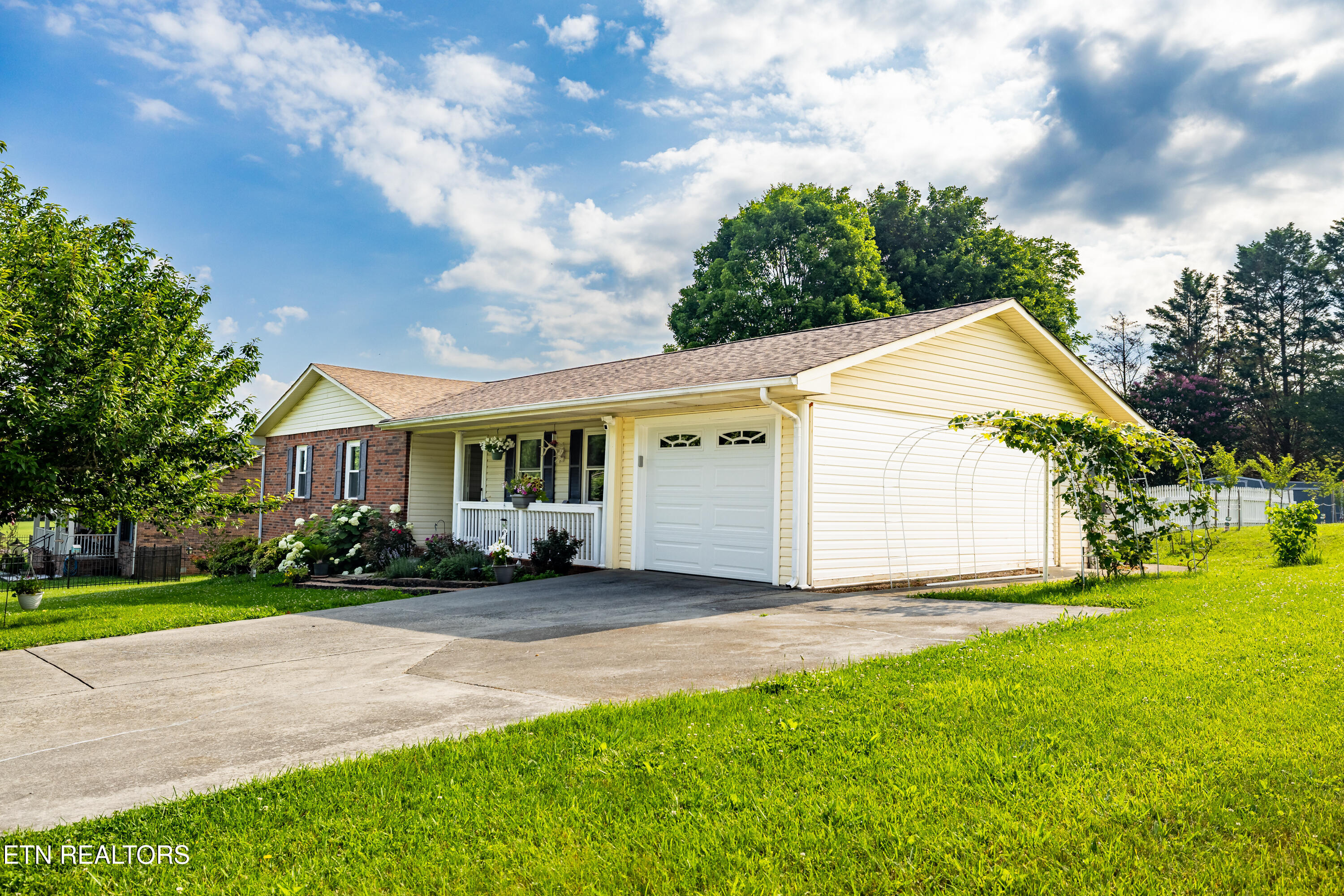 548 Hiwassee Road Madisonville, TN 37354 - Photo 1 of 35 Front of house