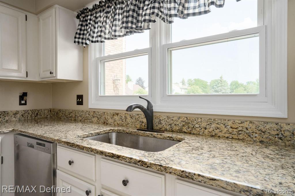 1644 Devonwood Drive Rochester Hills, MI 48306 - Photo 12 of 56