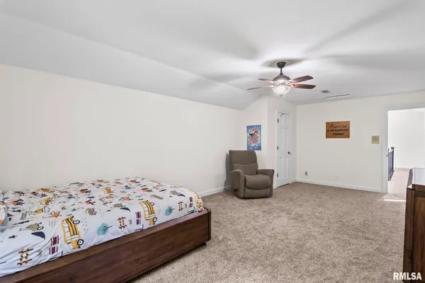 $699,900 | 5037 Wesley Chapel Road, New Berlin, IL 62670