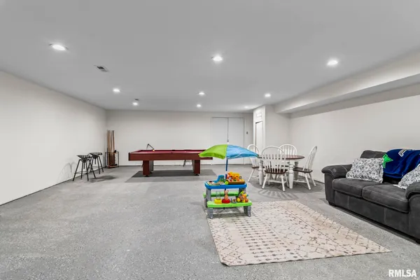 $699,900 | 5037 Wesley Chapel Road, New Berlin, IL 62670