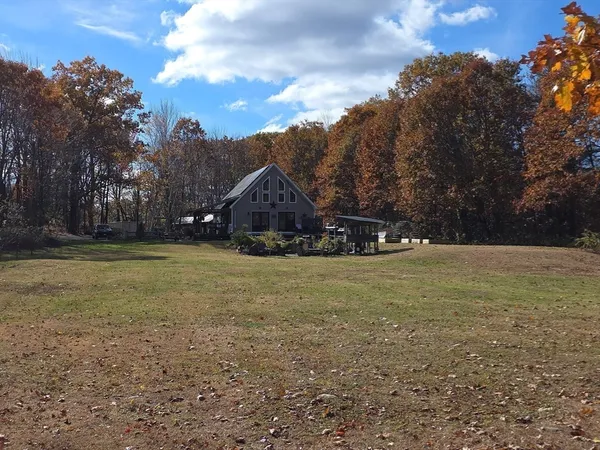 a view of yard with green space