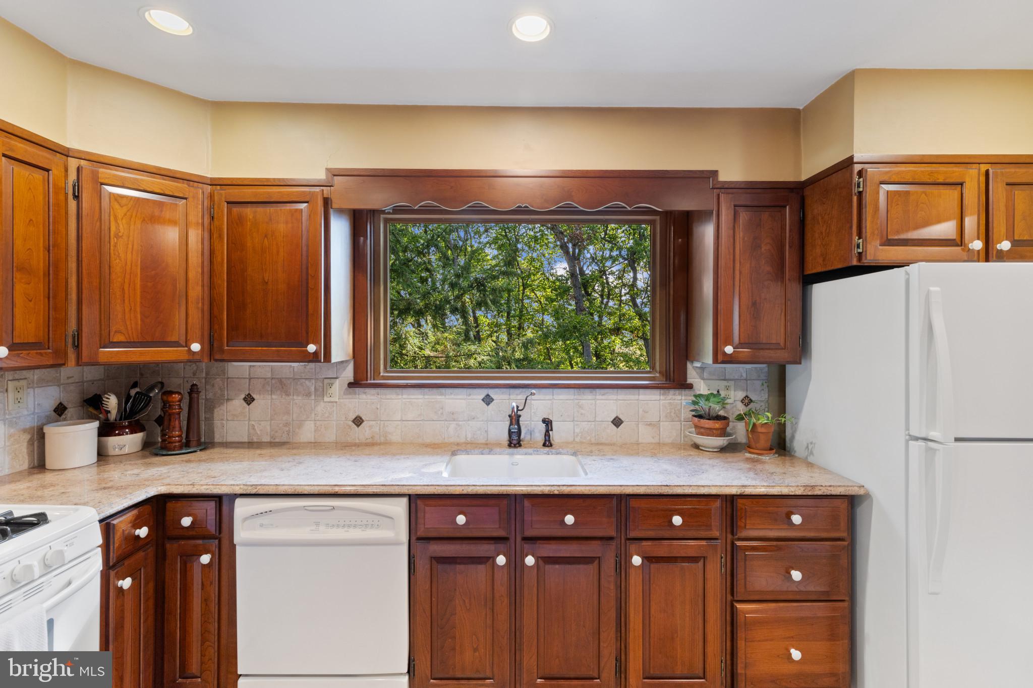 An Oversized Window to Enjoy the Scenic Views