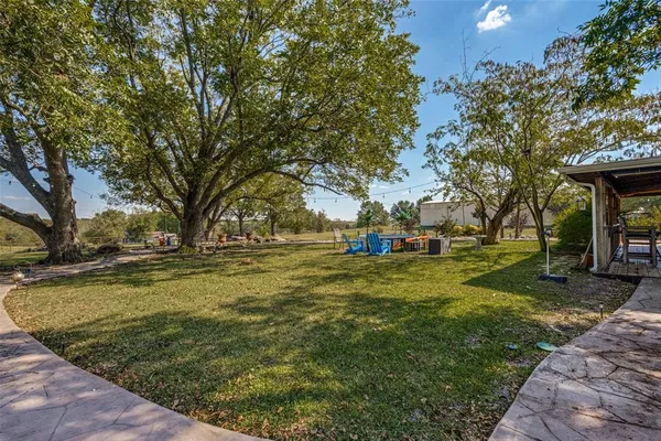 a view of yard with an trees