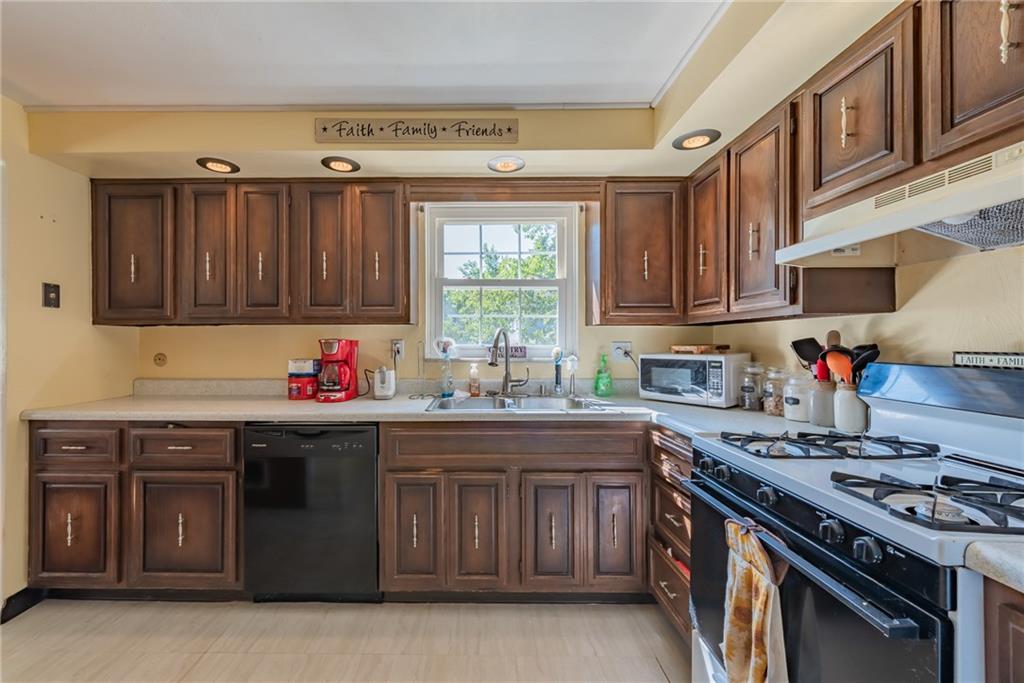 236 McWilliams Road Trafford, PA 15085 - Photo 3 of 25 Endless cabinetry!
