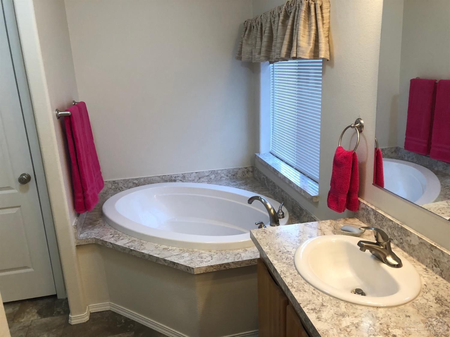6366 Southwest Rim Road Terrebonne, OR 97760 - Photo 13 of 25 master bath