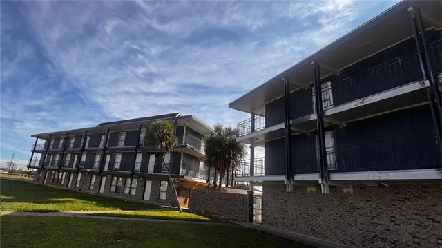$1,350 | 4289 Lac Saint Pierre Drive, Unit 204, Harvey, LA 70058