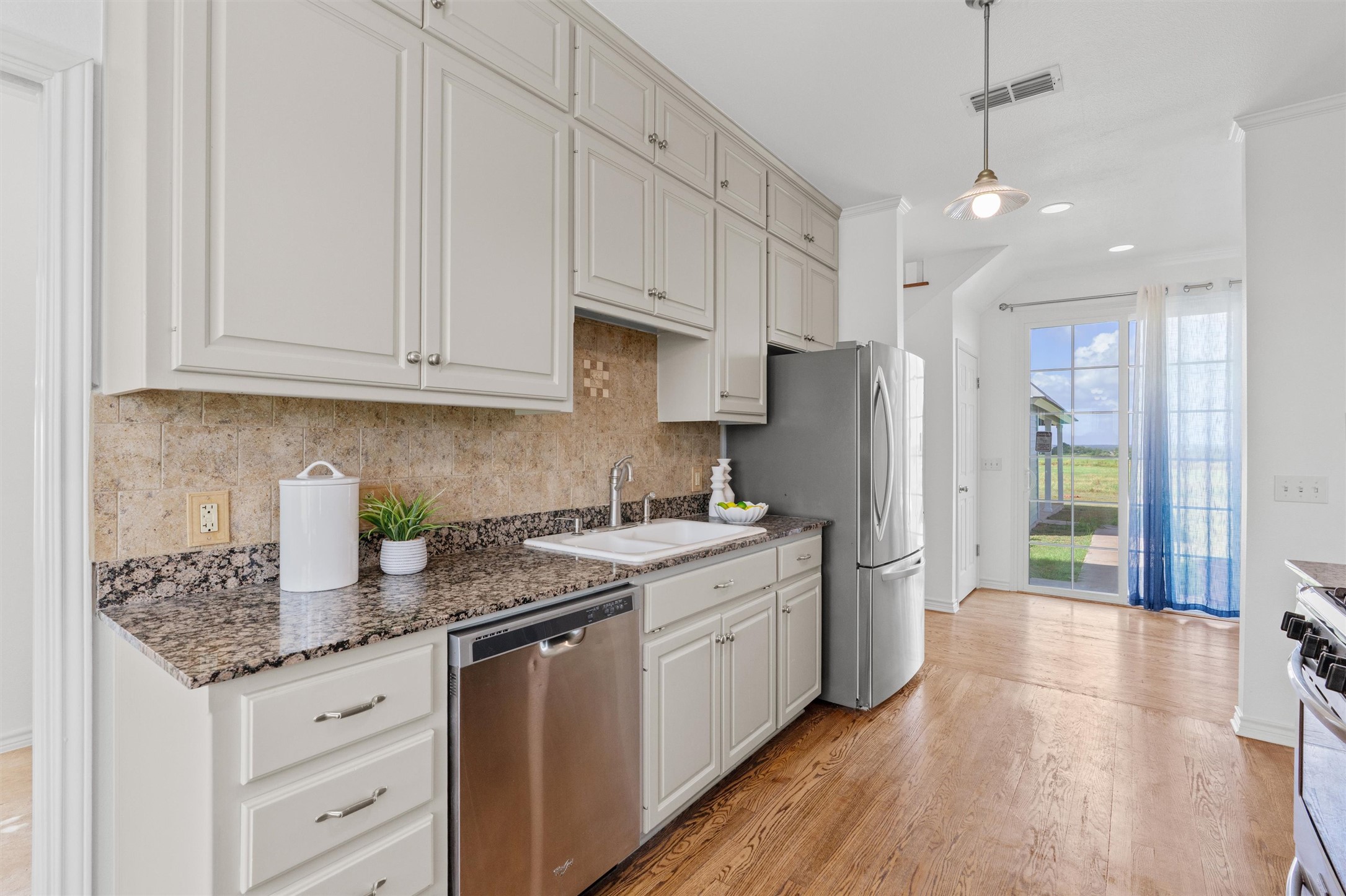 768 Upper Elgin River Road Elgin, TX 78621 - Photo 7 of 40 Granite countertops
