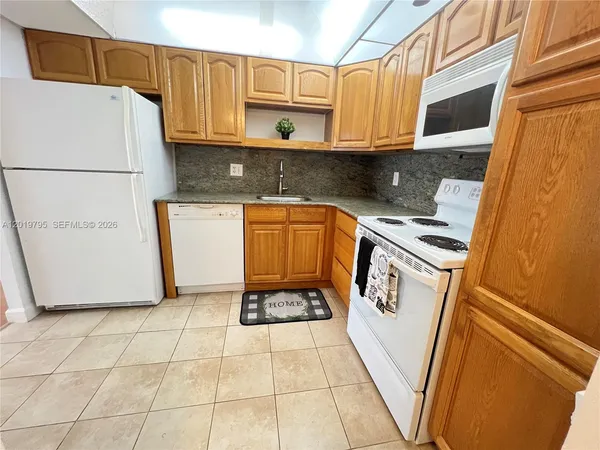 $1,750 | 1100 St Charles Place, Unit 620, Pembroke Pines, FL 33026
