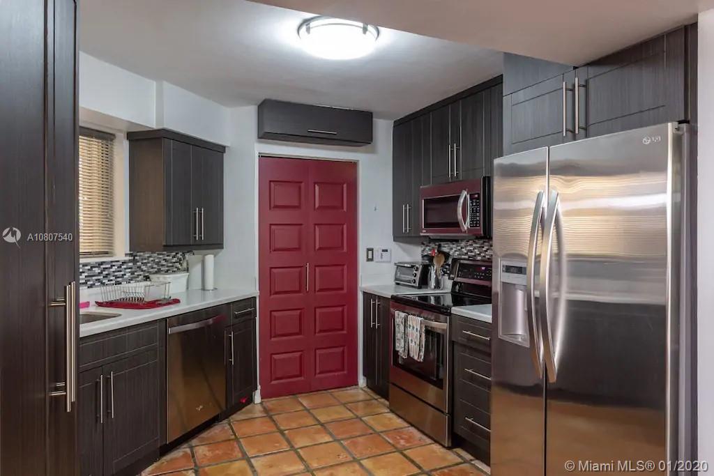 2575 Tigertail Avenue, Unit 2575 Miami, FL 33133 - Photo 5 of 13 Kitchen