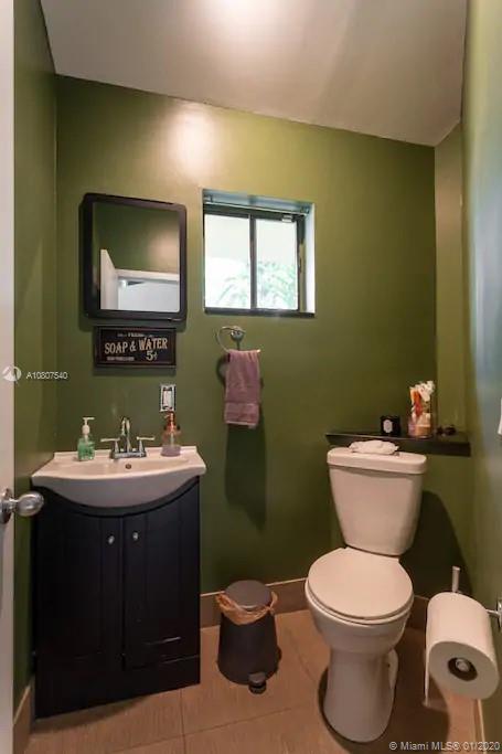 2575 Tigertail Avenue, Unit 2575 Miami, FL 33133 - Photo 10 of 13 Guest bathroom