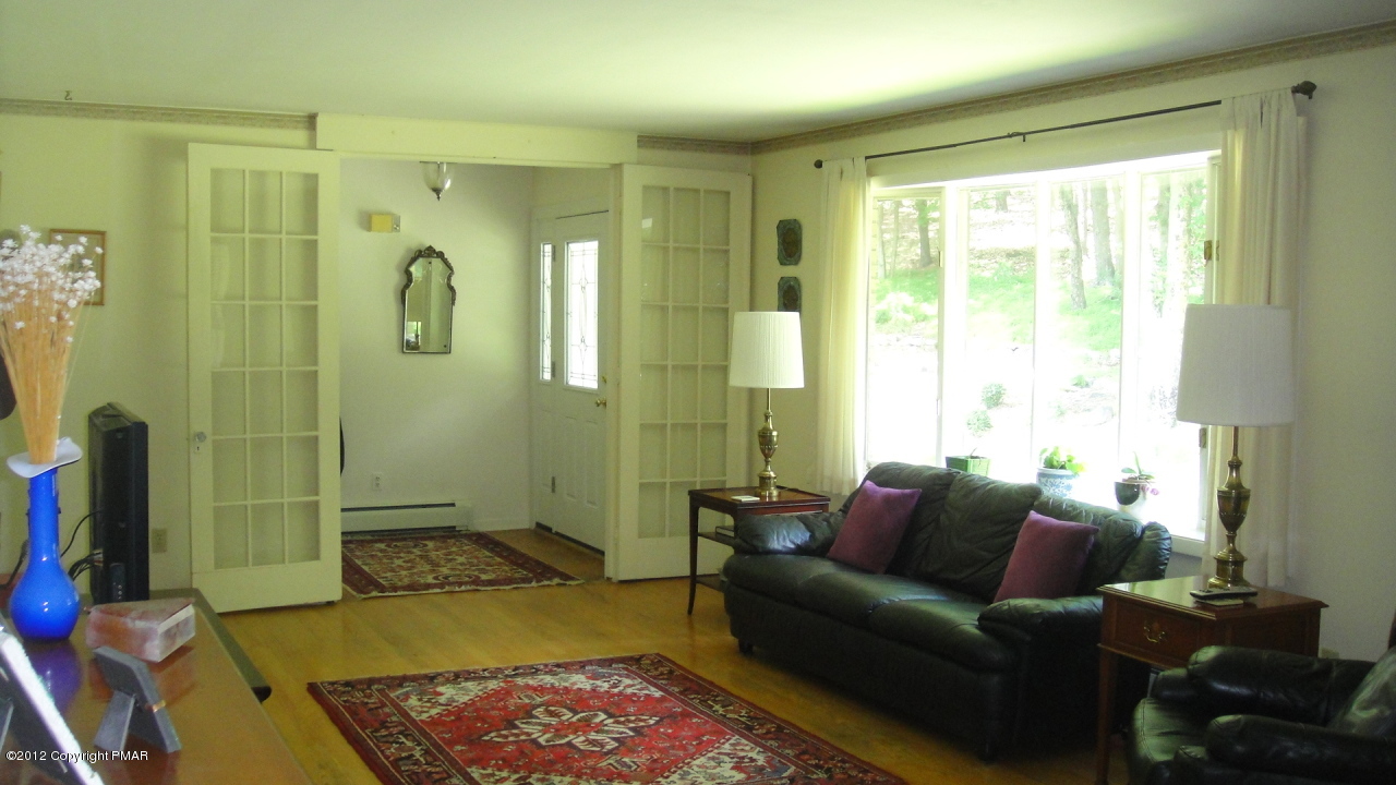 285 Sawmill Road Stroudsburg, PA 18360 - Photo 9 of 17 Living Room
