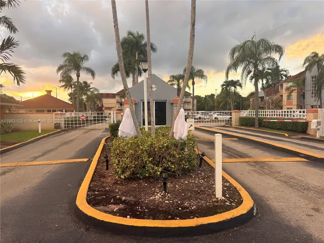 $2,150 | 18850 Northwest 57th Avenue, Unit 306, Hialeah, FL 33015