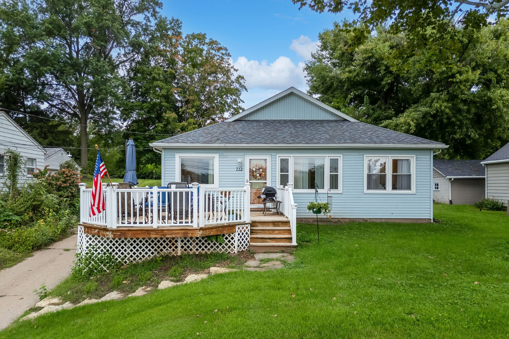 712 South Cody Road Le Claire, IA 52753 - Photo 1 of 43 Gallery Image 1