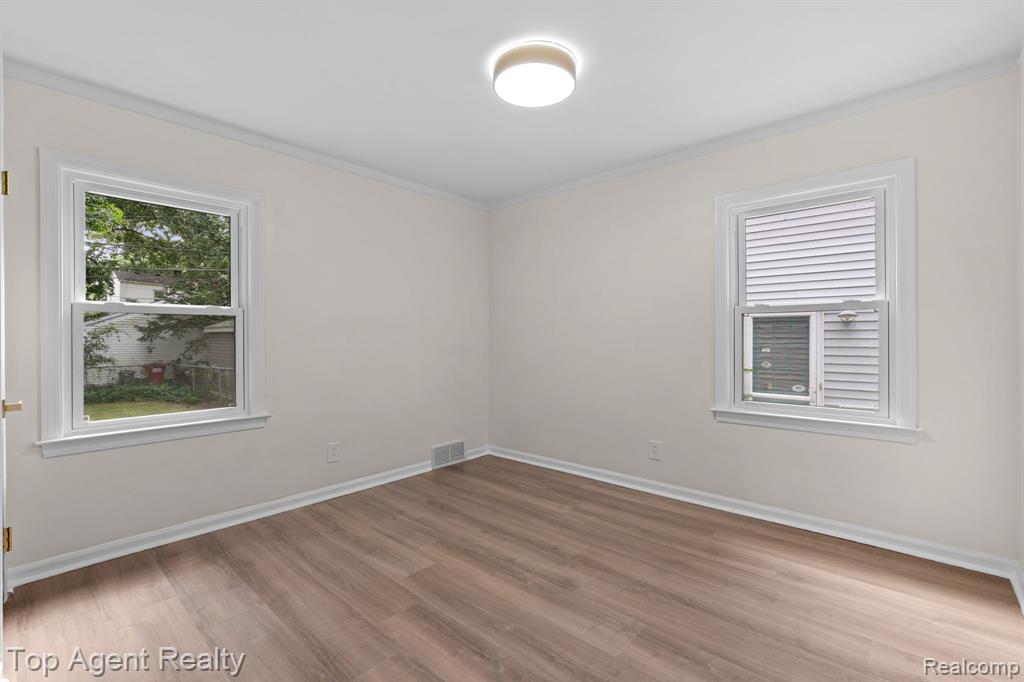 2169 Roslyn Road Grosse Pointe Woods, MI 48236 - Photo 14 of 43