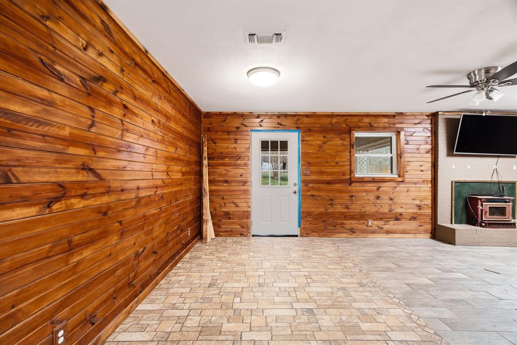 970 Mansfield Road Reno, TX 75462 - Photo 7 of 20 a view of entryway with a door